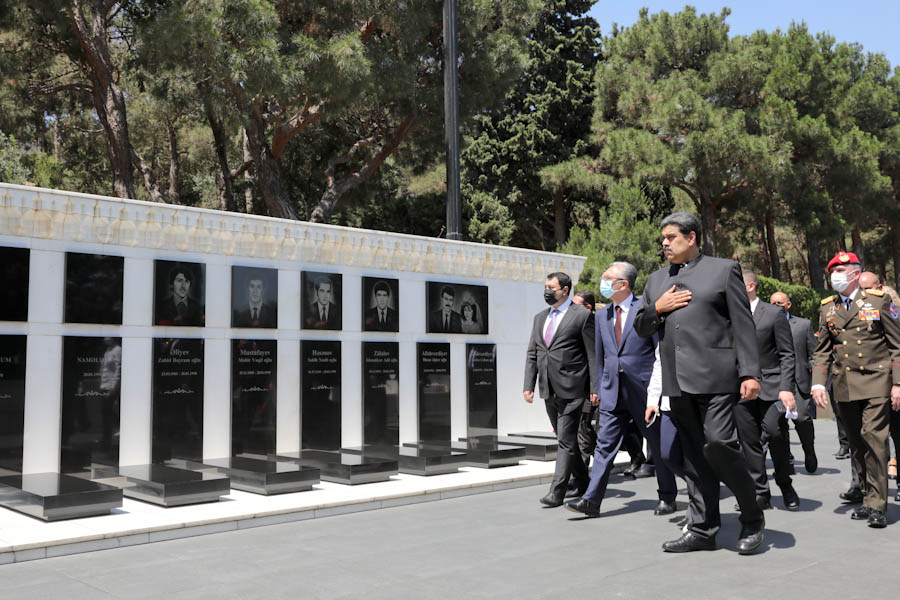 Presidente Maduro rinde tributo ante el Callejón de los Mártires de Bakú