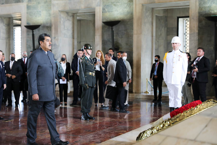 Presidente Maduro rinde honores al Padre de la Patria turca con ofrenda floral