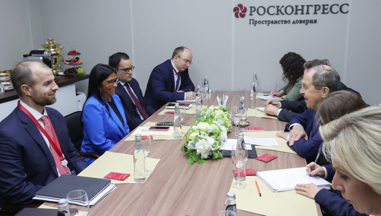 Venezuela y Rusia afianzan relaciones de hermandad y cooperación en Foro Económico Internacional de San Petersburgo