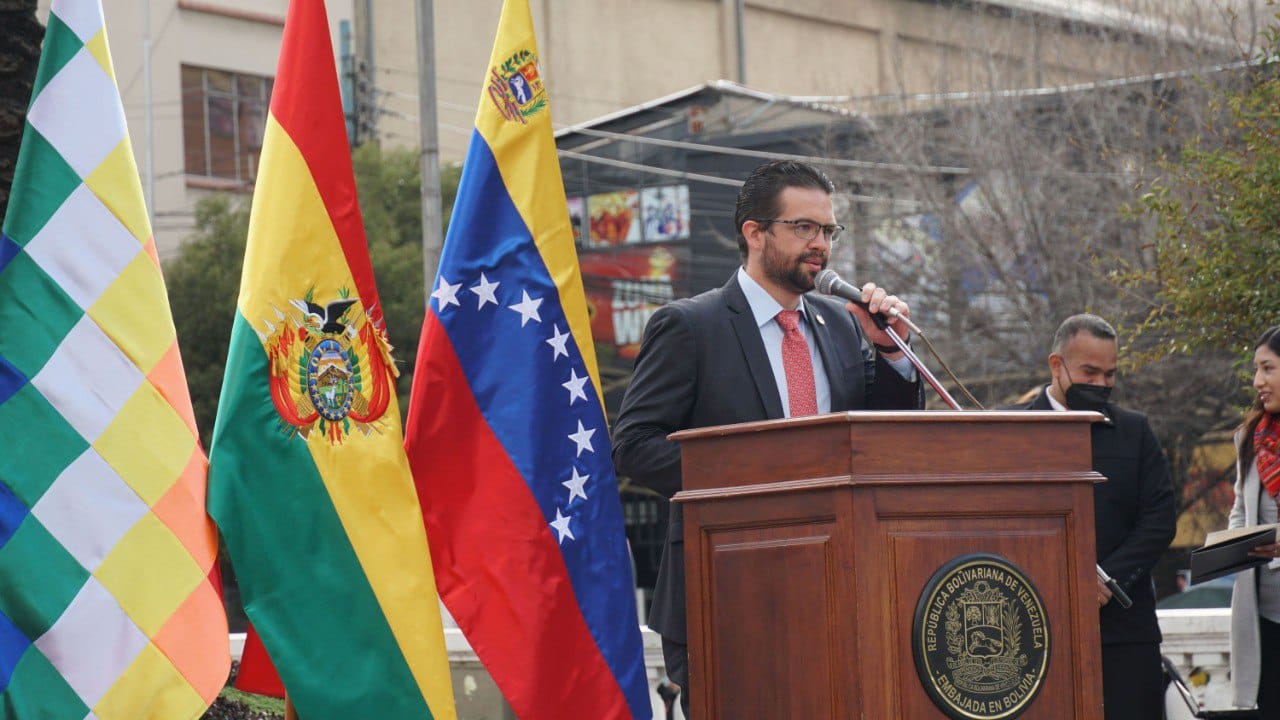 Embajada de Venezuela en Bolivia rinde homenaje al Mariscal Antonio José de Sucre con ofrenda floral