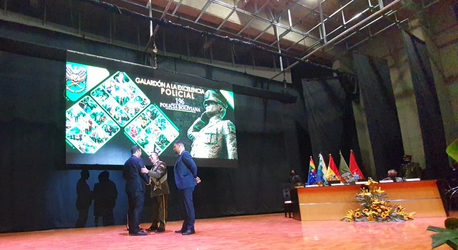 Embajador de Venezuela en Bolivia recibe distinción de honor durante el 196 aniversario de la Policía Boliviana