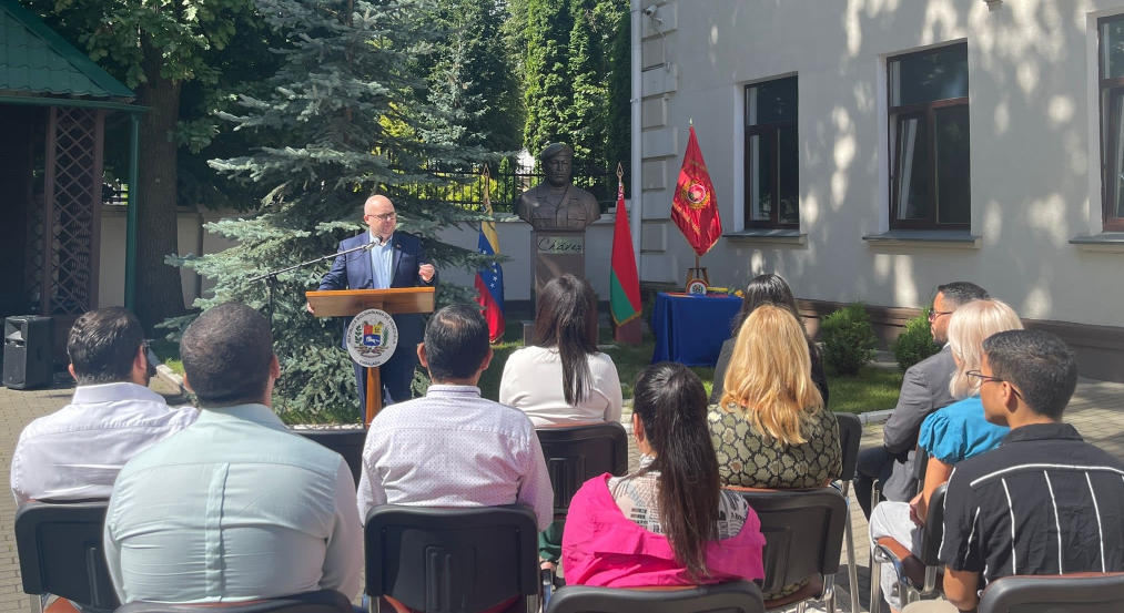 Embajada de Venezuela en Minsk conmemora el 68º aniversario del nacimiento del Comandante Chávez