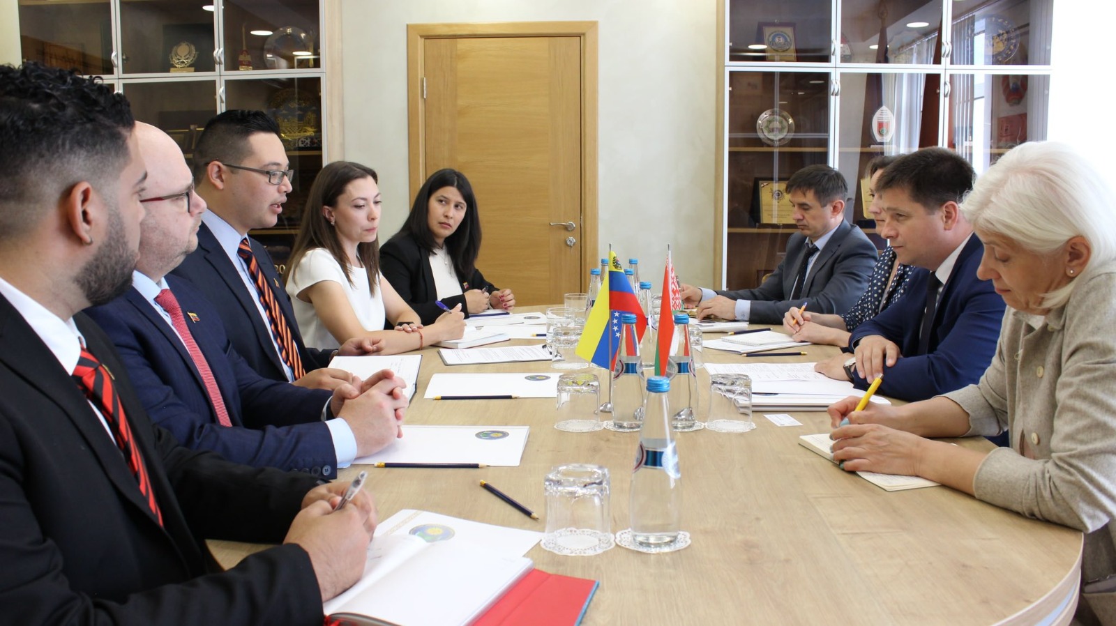Belarús y Venezuela evalúan planes en materia educativa durante visita del presidente de Fundayacucho a Minsk