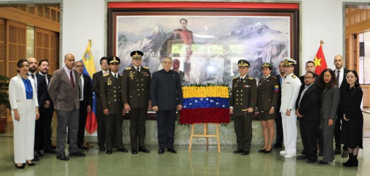 Embajada de Venezuela en China realiza ceremonia de ofrenda floral por 211 años de la Declaración de Independencia