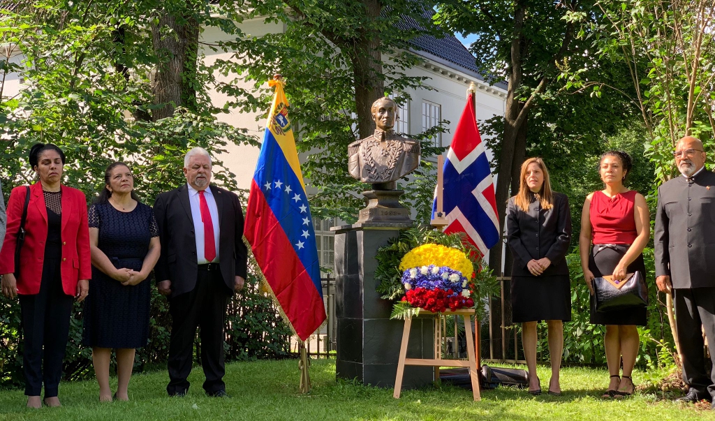 Embajada de Venezuela en Noruega rinde honores a Bolívar en 211° aniversario de la Independencia