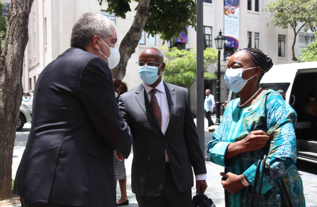 Viceministro Pimentel recibe en Caracas a ministra de Petróleo de Kenia, Mónica Juma