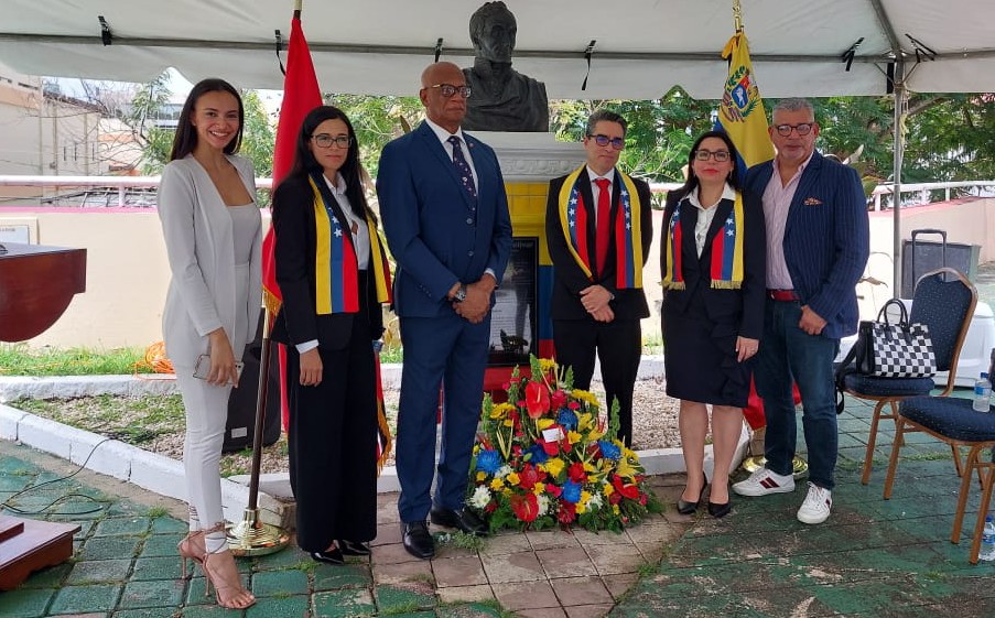 Alcalde trinitobaguense destaca el legado del Libertador Simón Bolívar durante ofrenda floral