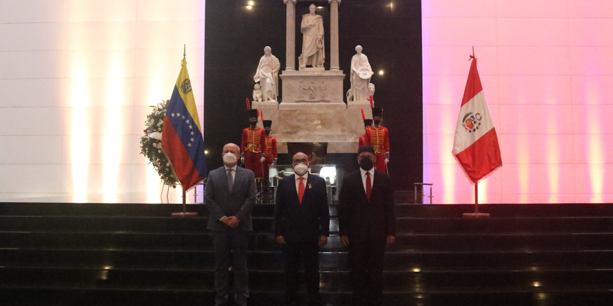 Con ofrenda floral al Libertador Simón Bolívar conmemoran en Caracas el 201º aniversario de la Independencia del Perú