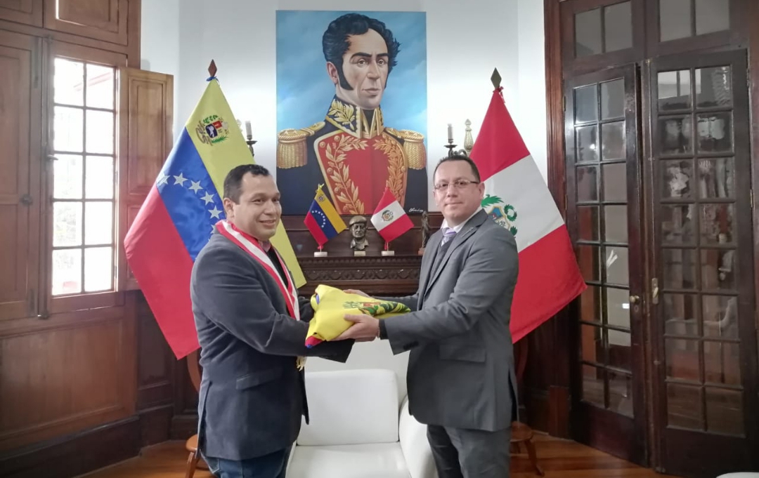 Embajada de Venezuela en Perú entrega pabellón nacional a Alcalde del Distrito Limeño de San Luis