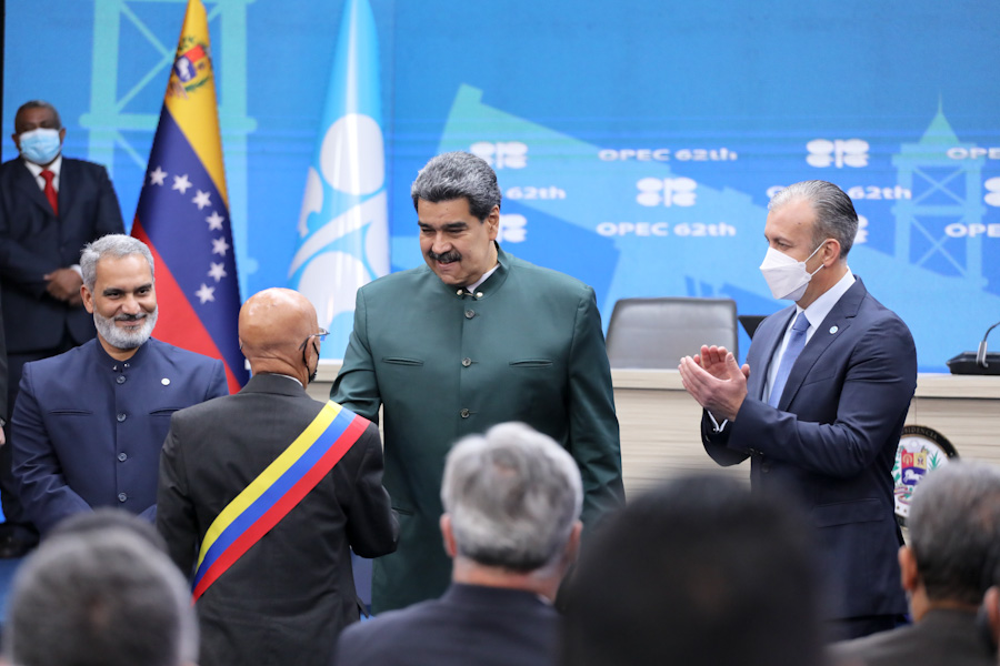 Presidente Maduro otorga condecoración a exsecretario General de la OPEP