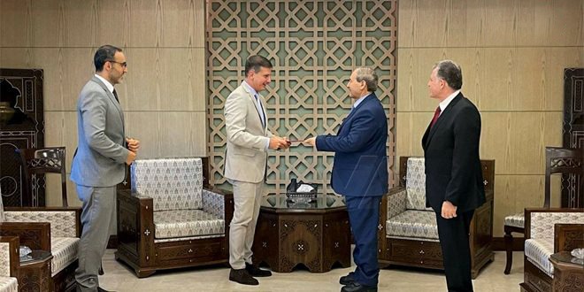 Embajador Biomorgi entrega Copias de Estilo ante el Canciller sirio