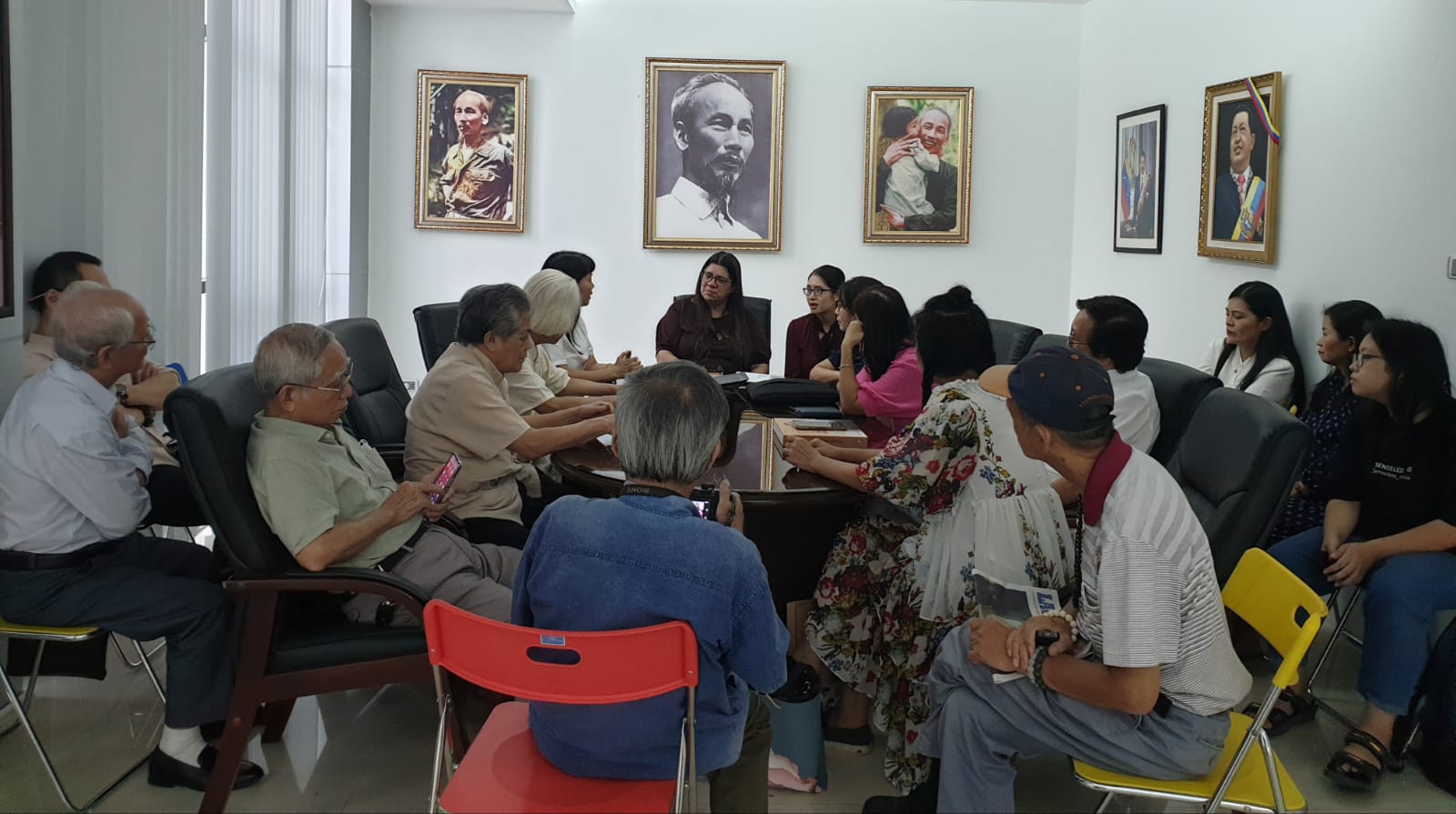 Literatos vietnamitas interesados en escribir sobre el legado de Hugo Chávez