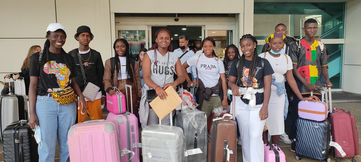 Arriban a Venezuela 26 africanos seleccionados por Fundayacucho para cursar estudios universitarios