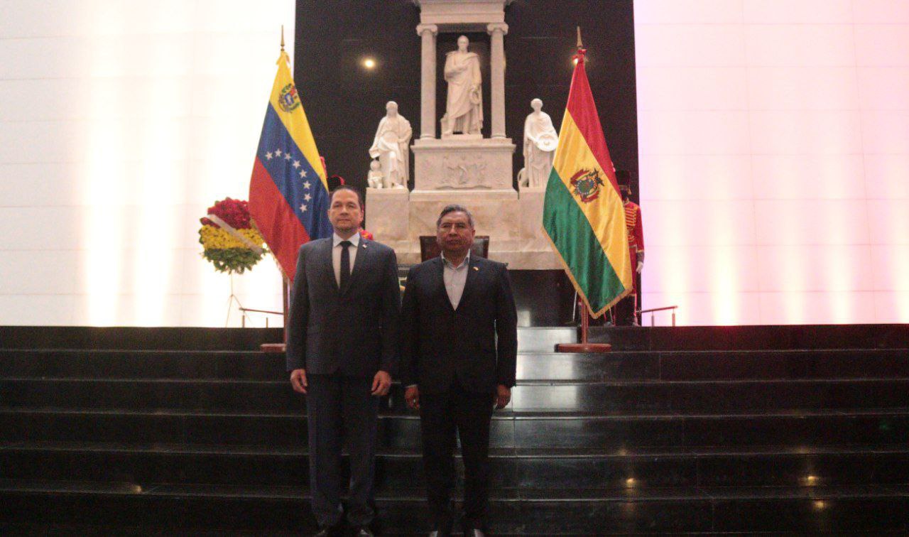 Canciller de Bolivia rinde homenaje a Bolívar en Caracas
