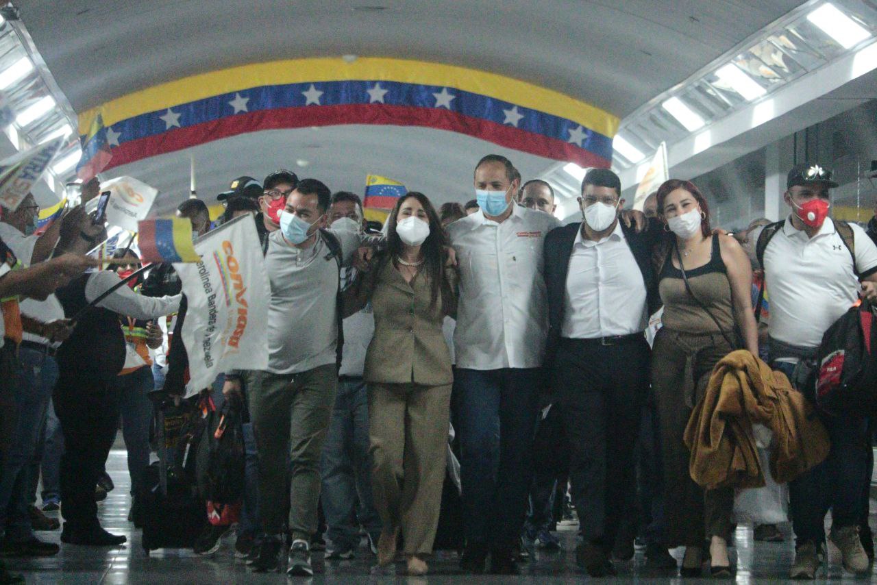 Viceministro para América Latina acompaña recibimiento en Caracas de tripulación de Emtrasur