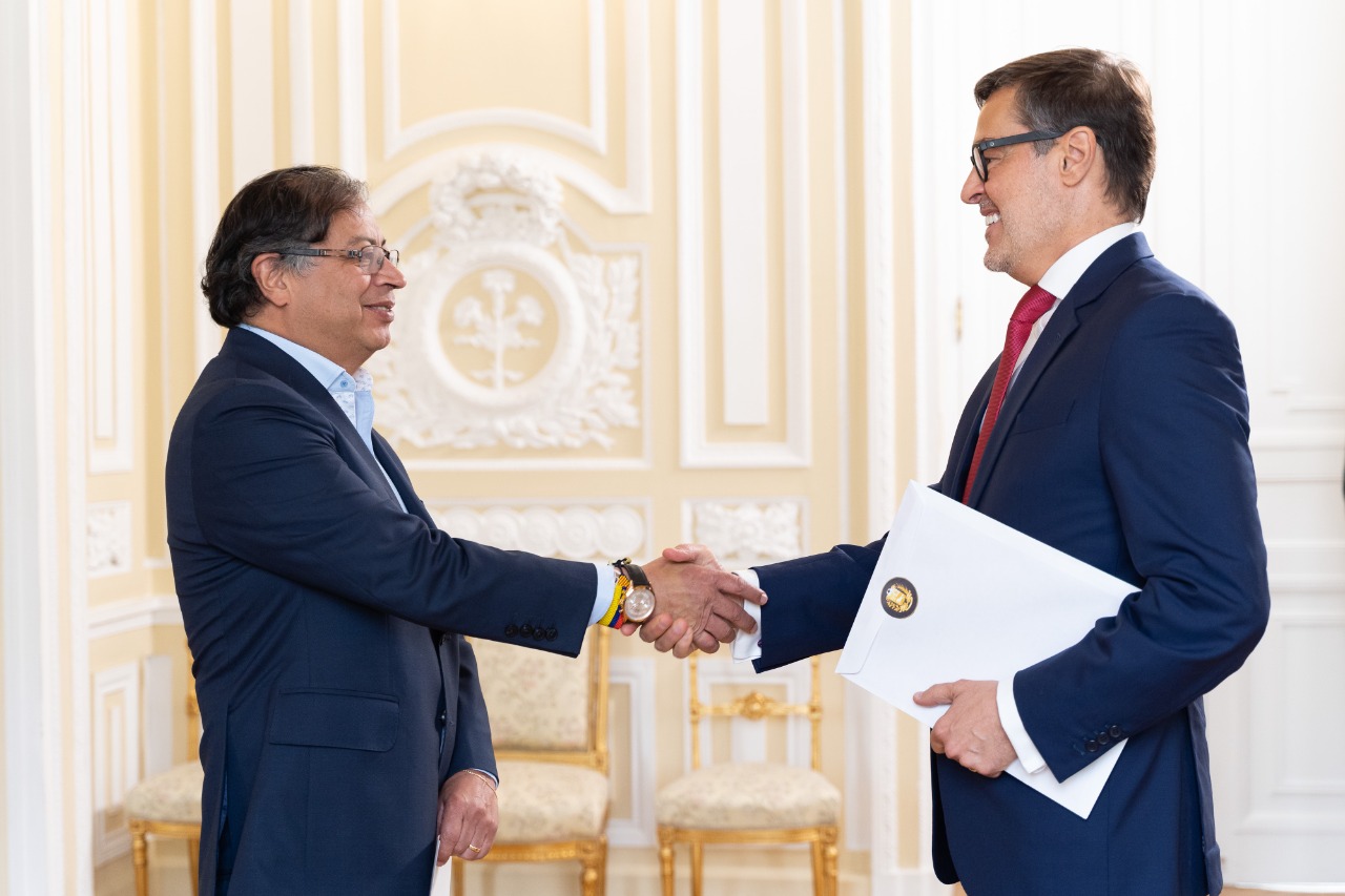 Embajador Plasencia entrega Cartas Credenciales al presidente de Colombia Gustavo Petro