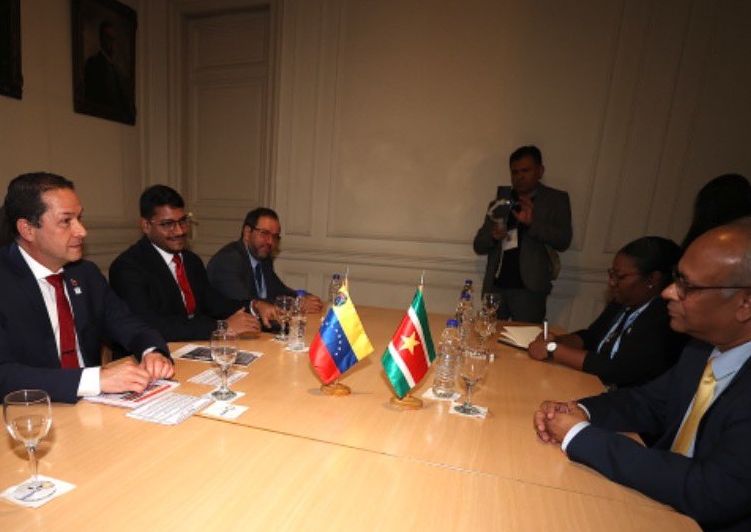 Venezuela y Surinam fortalecen relaciones diplomáticas en reunión de la Celac