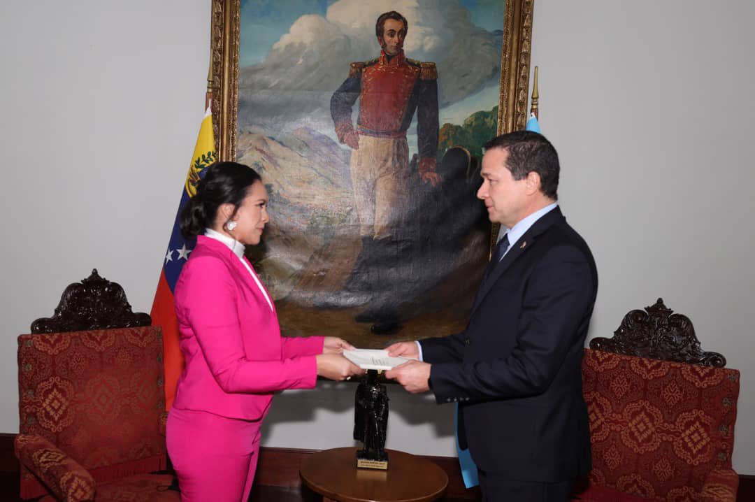 Canciller Faría recibe las copias de estilo de la nueva embajadora de Honduras