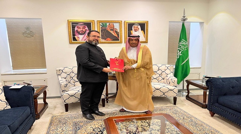 David Velásquez entrega copias de cartas credenciales ante el Reino de Arabia Saudita