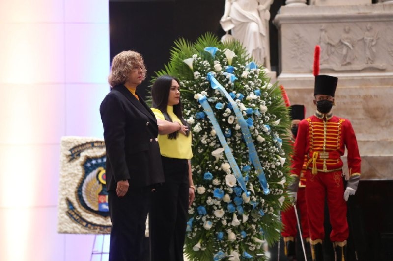 Embajadora de Honduras rinde honores al Libertador Simón Bolívar