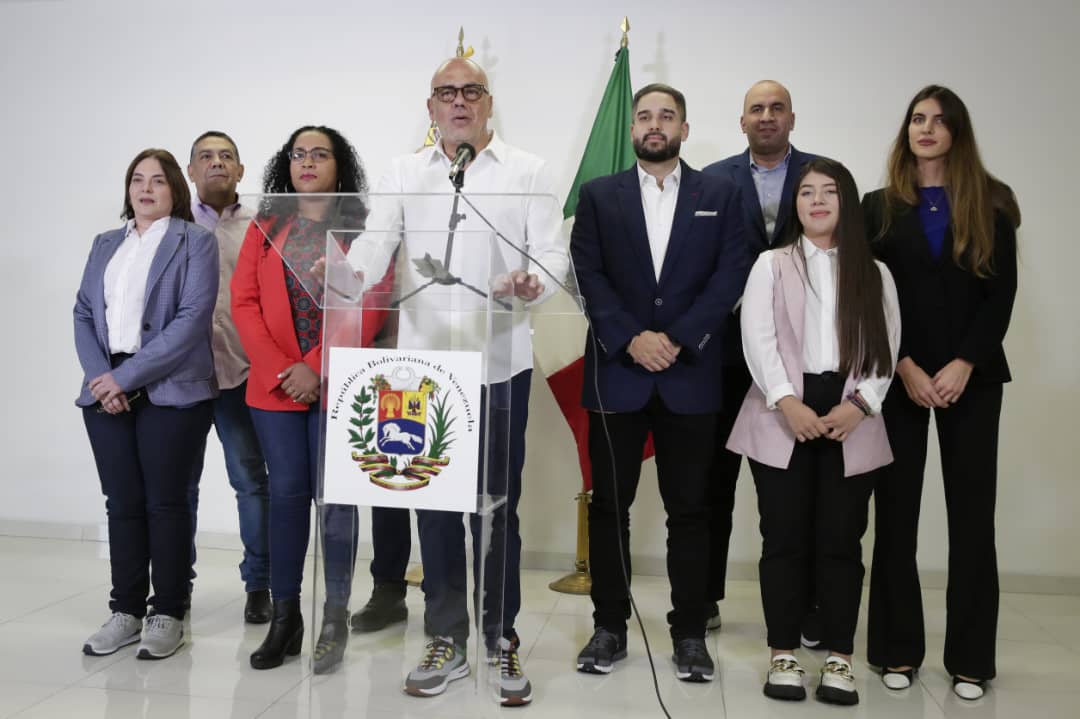 Delegación del Gobierno de Venezuela para el diálogo llega a México