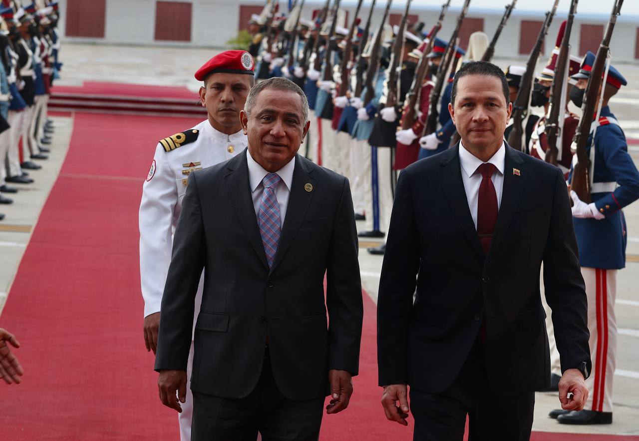 Arriba a Venezuela Primer Ministro de Belice para reunirse con el presidente Maduro