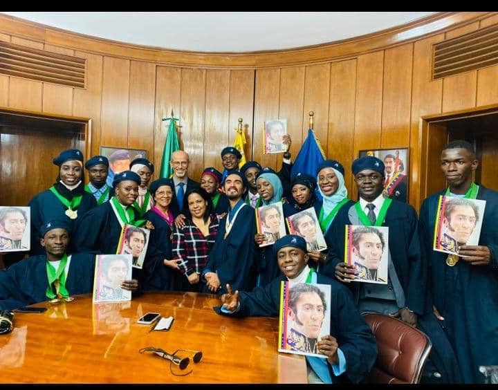 Canciller Yván Gil celebra graduación en UBV de 14 estudiantes de Mali becados por Fundayacucho