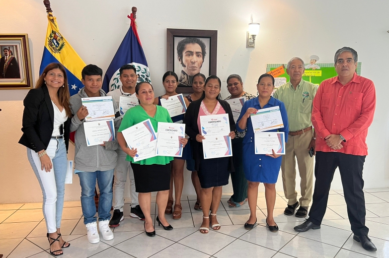 Entregan certificados a 28 beliceños formados en su país en alianza con Venezuela