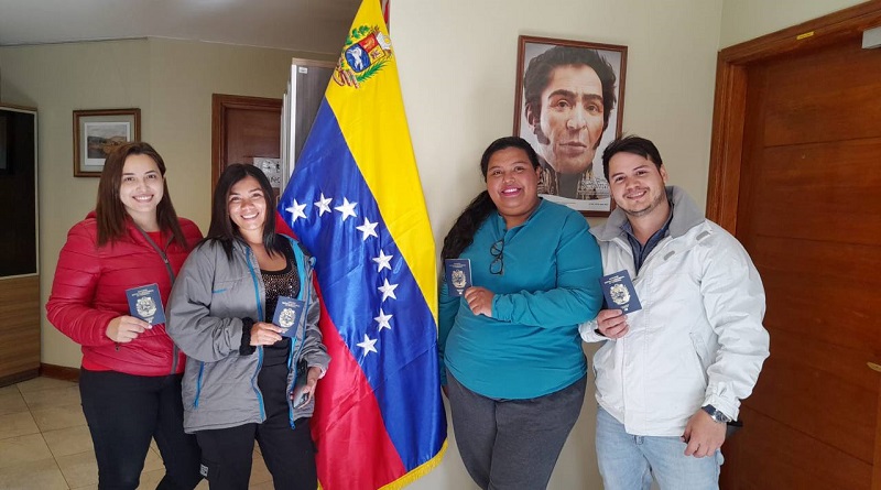 Entregan pasaportes a ciudadanos venezolanos residentes en Bolivia
