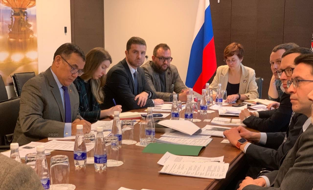 Embajador venezolano se reúne con Gobierno de la ciudad de Moscú para avanzar en proyecto de colocación de Monumento a Bolívar