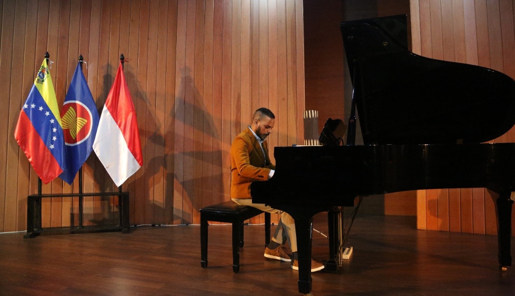 Recital de piano venezolano deleitó al público en Yakarta