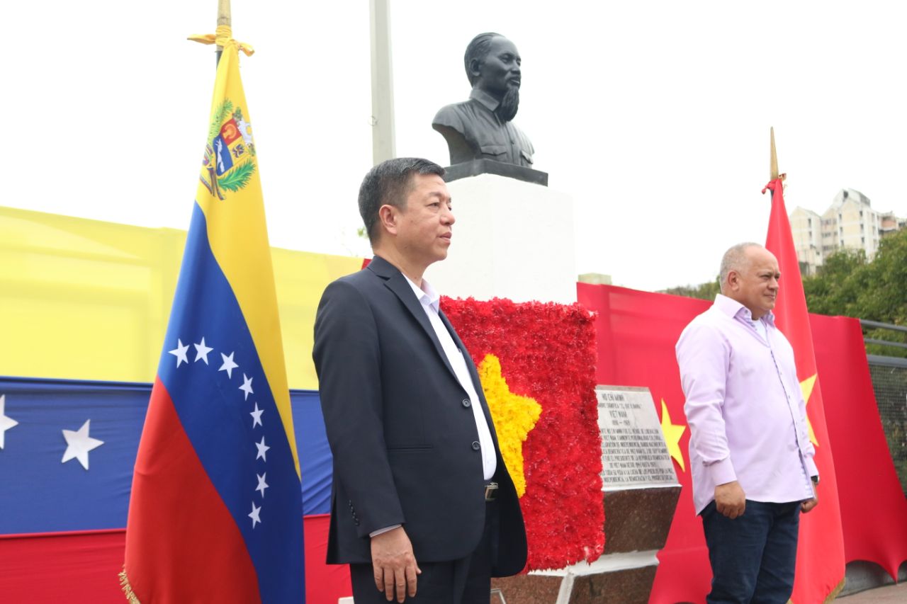 Delegación del Partido Comunista de Vietnam rinde honores a Ho Chi Minh en Caracas