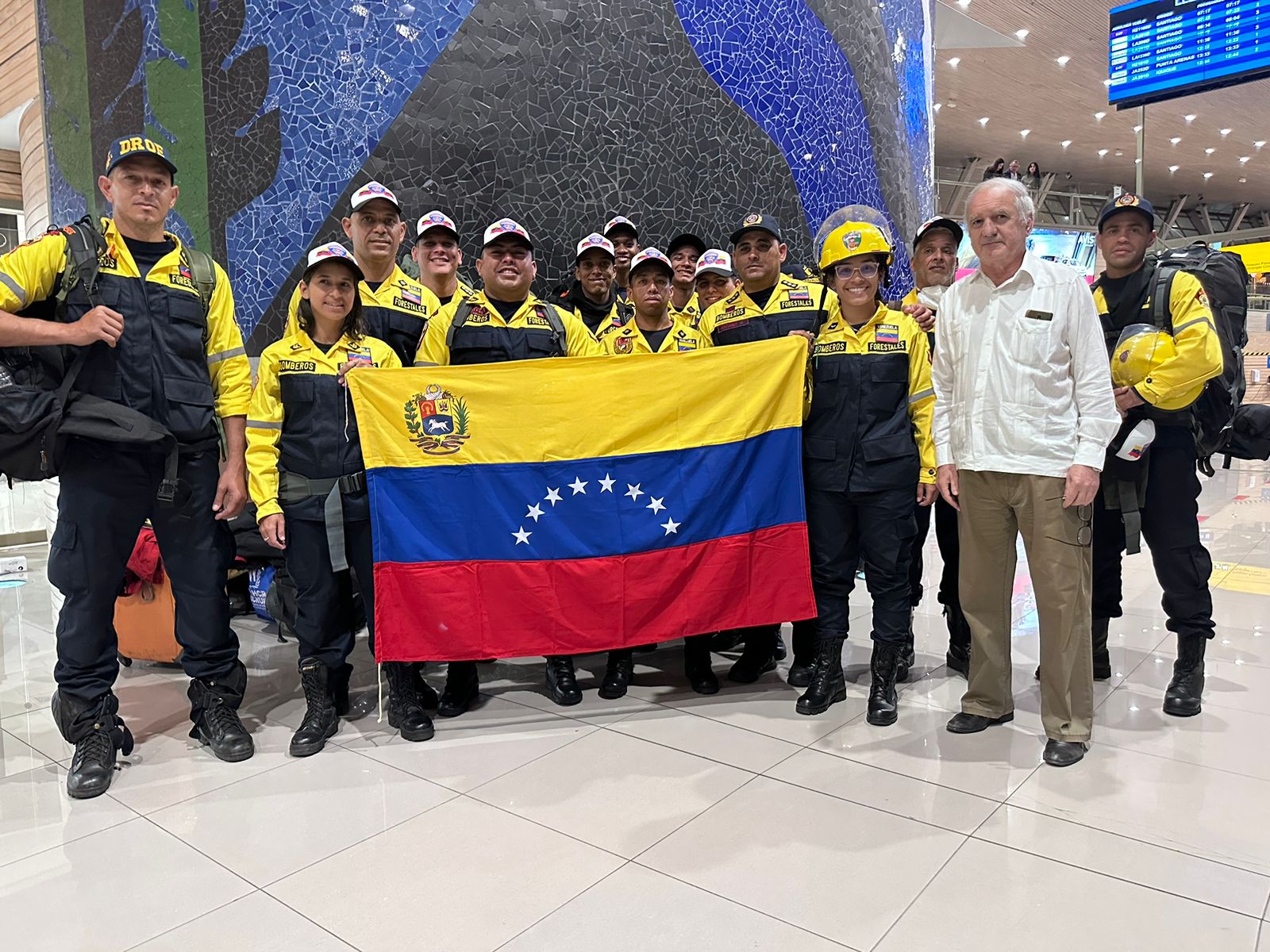 Brigada de bomberos forestales de Venezuela desplegada en las zonas afectadas de Chile