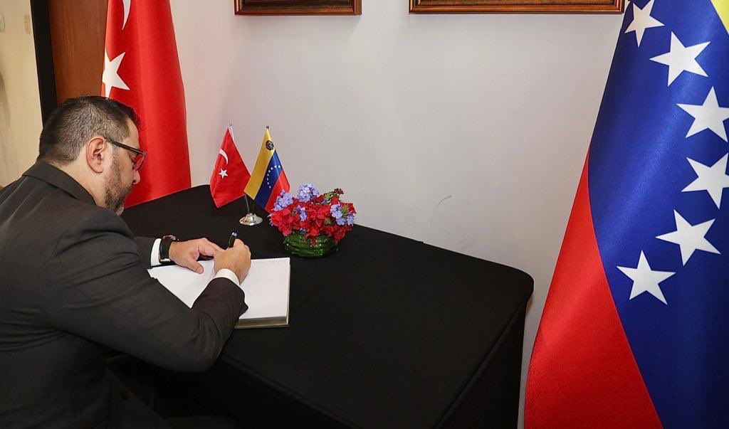 Canciller Yván Gil  firma libro de condolencias por víctimas del terremoto en Türkiye