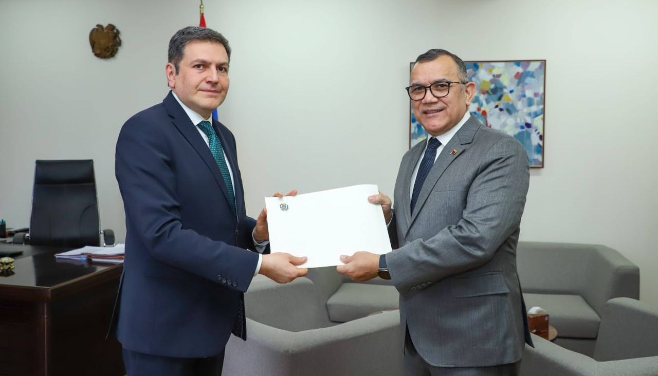 Embajador de Venezuela Jesús Salazar entrega Copias de Estilo al Vicecanciller de Armenia