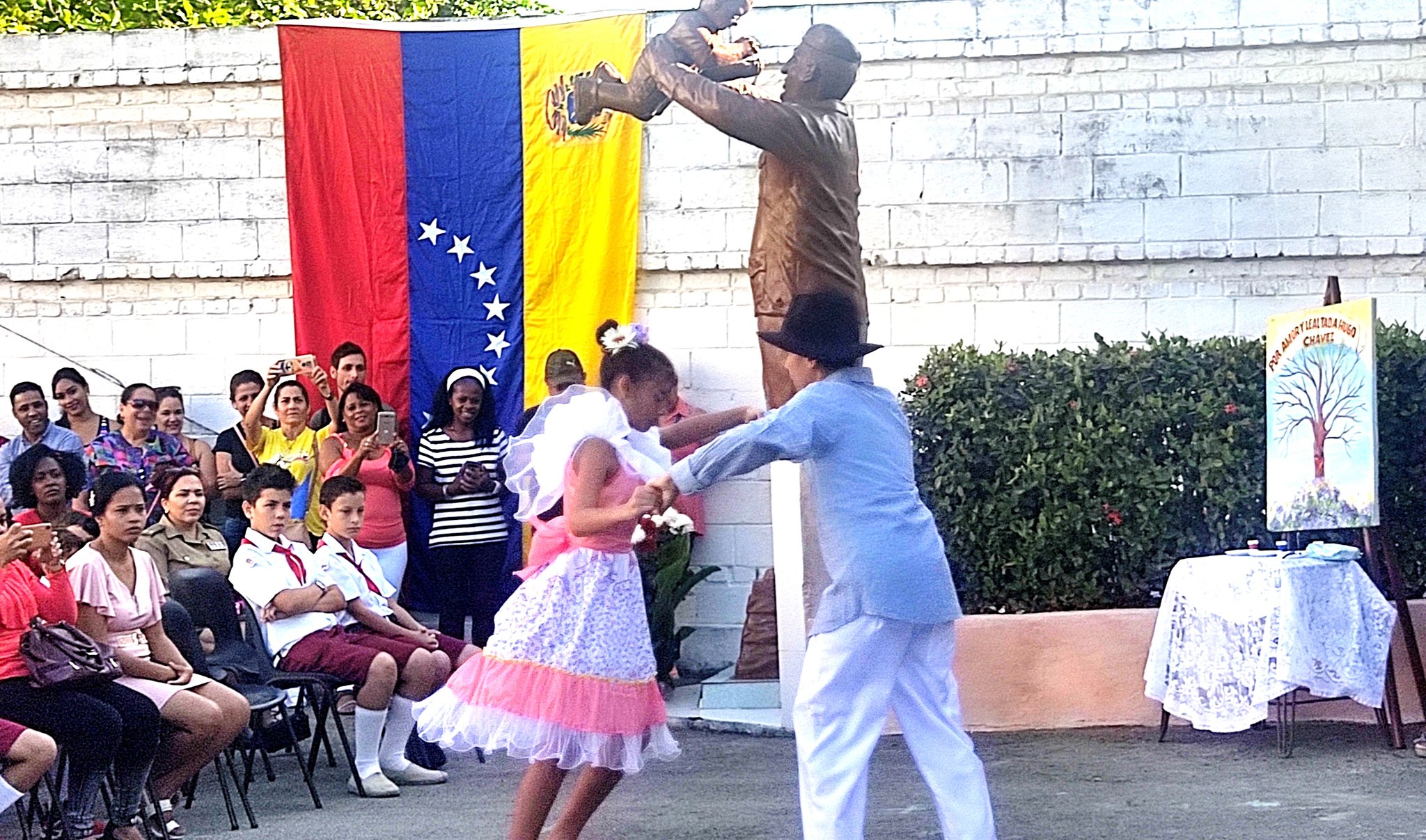 Homenajean a Hugo Chávez en escuela habanera que lleva su nombre
