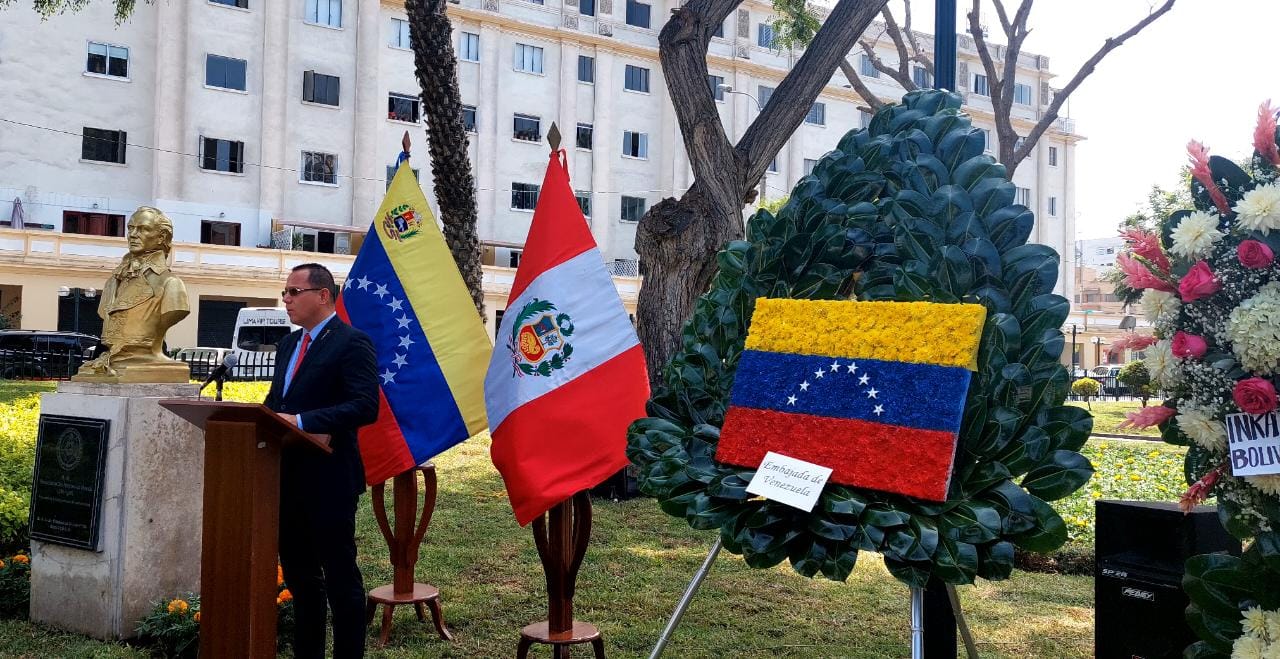 Embajada de Venezuela en Perú celebra natalicio de Miranda con ofrendas florales ante su busto en Lima