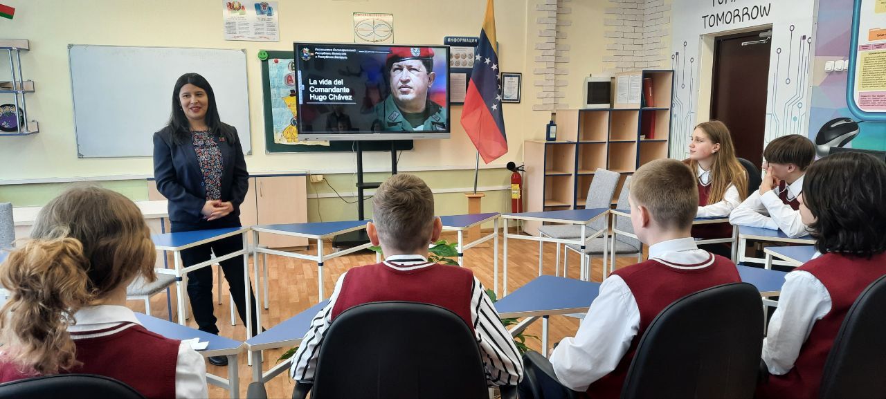 En Minsk se discutió sobre la vida y obra del Comandante Hugo Chávez con estudiantes belarusos