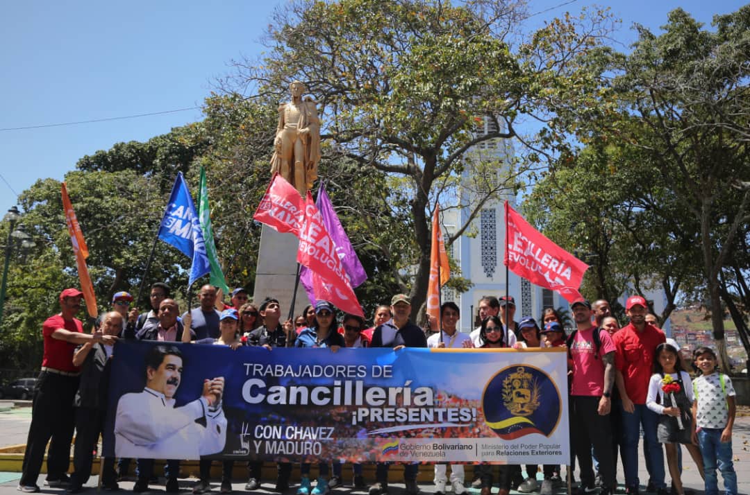 Fuerza laboral de Cancillería rinde tributo al Comandante Chávez a 10 años de su siembra