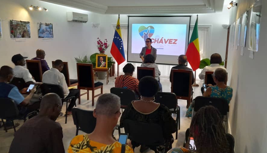 Embajada de Venezuela en Benín rinde homenaje al Comandante Chávez en el marco del Día Nacional del Antiimperialismo Bolivariano