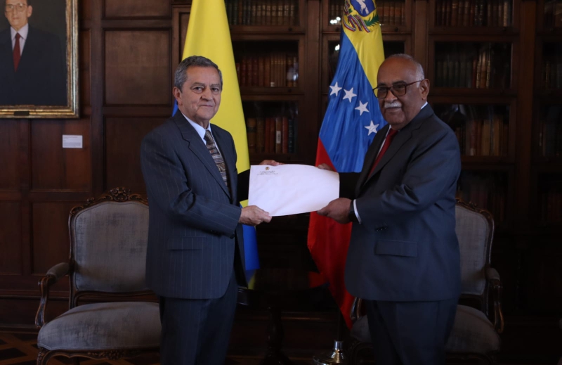 Embajador Carlos Martínez entrega Copias de Estilo ante Cancillería de Colombia