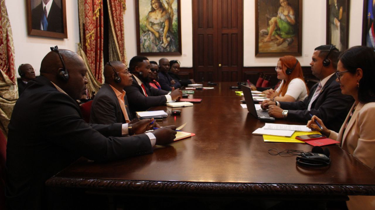 Delegación del Foro Parlamentario de la Comunidad de Desarrollo de África Austral sostiene encuentro con representantes del PSUV
