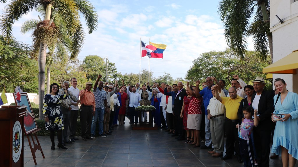 Dominicanos rinden tributo al Comandante Hugo Chávez a 10 años de su siembra eterna
