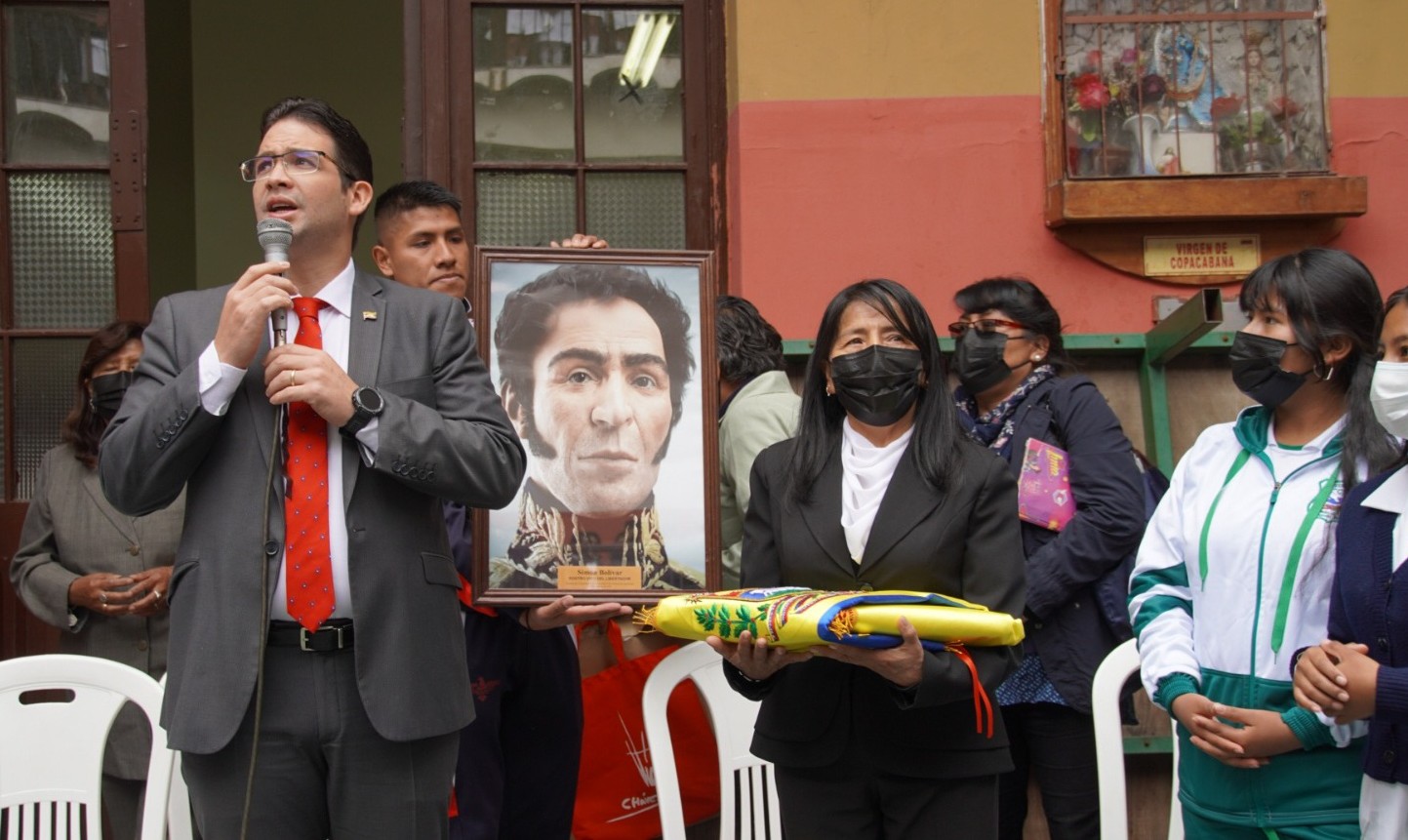 Embajador de Venezuela en Bolivia visita la Unidad Educativa Venezuela en La Paz