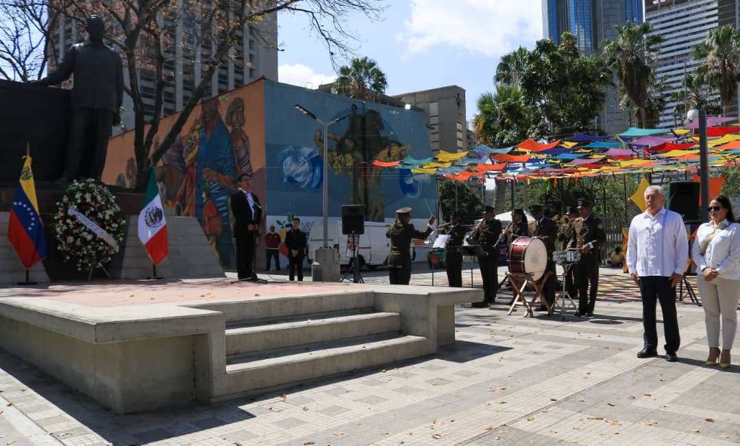 Embajada de México rinde honores en Caracas ante monumento de Lázaro Cárdenas