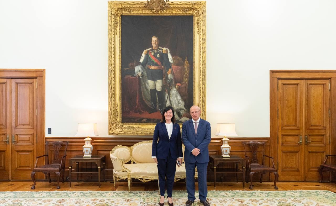 Embajadora Mary Flores sostiene encuentro con Presidente de la Asamblea de Portugal