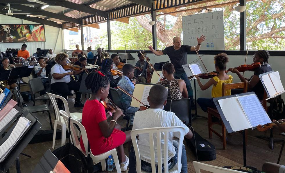 Maestros venezolanos realizan exitoso taller con la Orquesta Juvenil de Santa Lucía