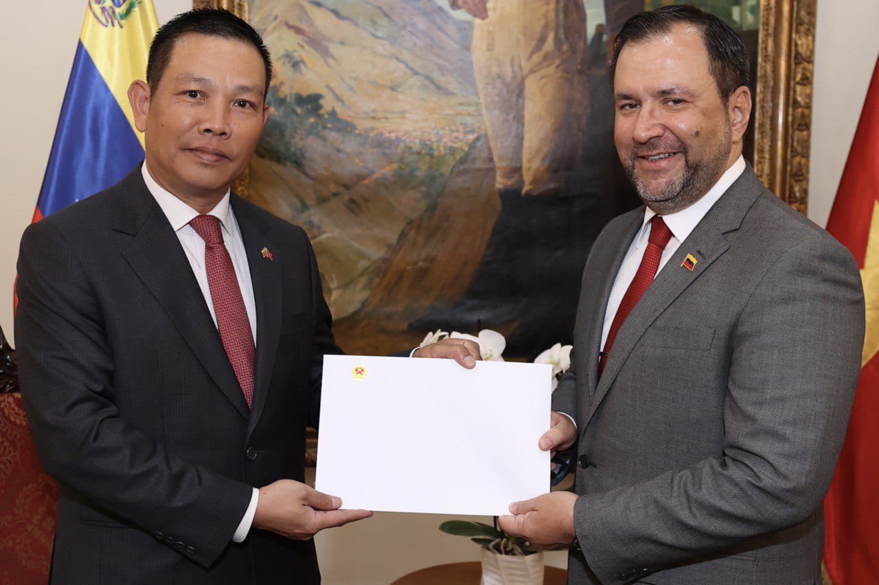 Canciller Yván Gil recibe Copias de Estilo del nuevo Embajador designado de Vietnam