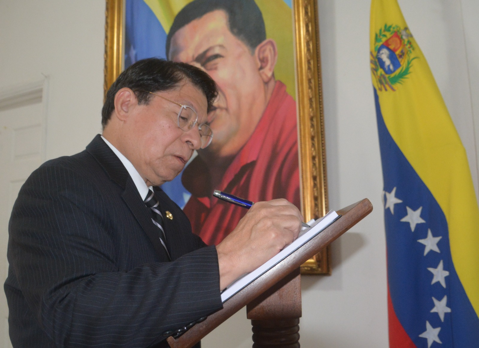 Canciller nicaragüense firmó libro de condolencias en honor a Tibisay Lucena