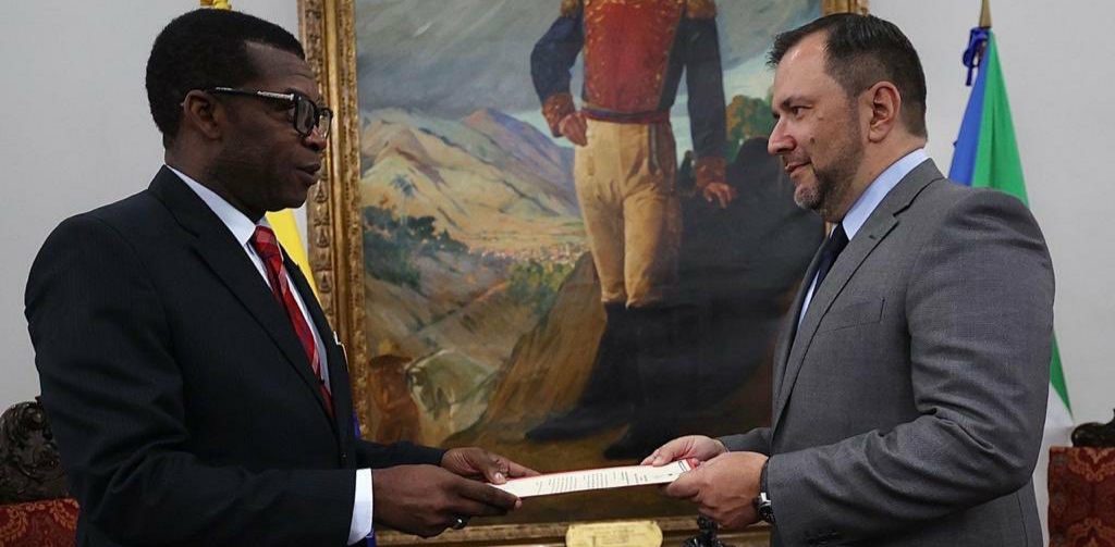 Canciller Yván Gil recibe Copias de Estilo del Embajador designado de Guinea Ecuatorial